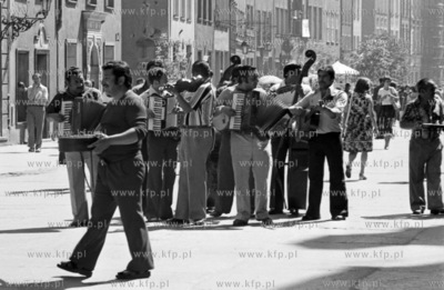 Cyganska orkiestra na ul. Dlugiej w Gdansku. 21.06.1979...