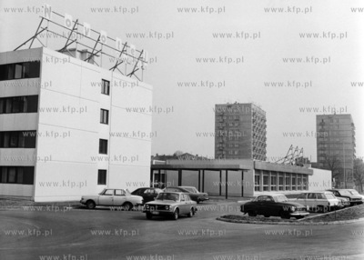 Parking przed Novotelem Orbis w Gdansku. Po prawej...