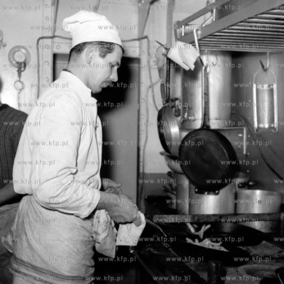 Kucharz przygotowuje posiłek na pokładzie statku....