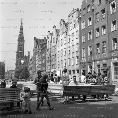 Chwila odpoczynku na ławce ustawionej na Długim Targu...