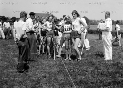 Przygotowanie do biegu podczas zawodów lekkoatletycznych....