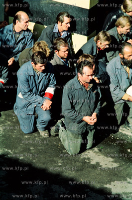 Strajk w Stoczni Gdanskiej im. Lenina Nz. msza na terenie...