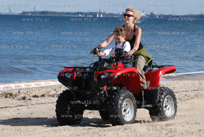 Aktorka Tamara Arciuch jedzie quadem z siedmioletnim...