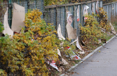 Gdynia. Pozrywane plakaty wyborcze na ul. Morskiej...