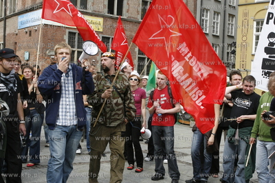 Okolo 60 osob, w wiekszosci czlonkow Mlodych Socjalistow,...