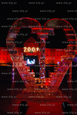 Final XVII WOSP rozpoczal sie w Szczecinie. Nz. serce...