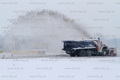 Zima na Rebiechowie. Nz. Sprzet zimowy.  04.01.2010...