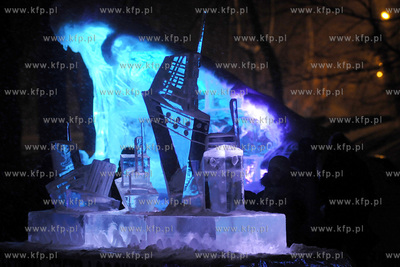 II Festiwal Rzezb Lodowych w Gdyni. Nz. Iluminowana...
