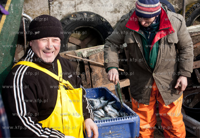 Rybacy ze Swibna powracaja z pierwszego polowu sledzia...