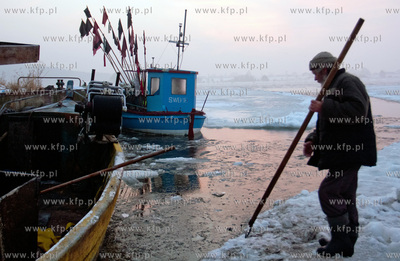 Port rybacki w Swibnie. Przygotowywanie kutra do wyplyniecia...