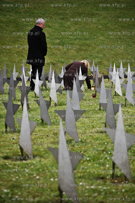Cmentarz zolnierzy Armii Radzieckiej w Gdansku po uroczystosciach...