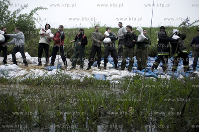 Tyniec. Umacnianie przeciekajacych walow przeciwpowodziowych...