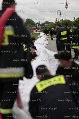 Tczew przygotowuje sie na nadejscie fali powodziowej....