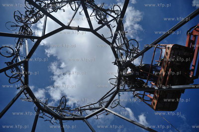 Montaz wielkiej instalacji autorstwa Roberta Rumasa...