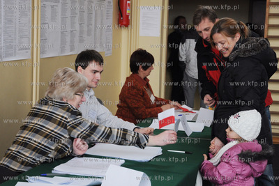 Gdynianie glosowali w Komisji Obwodowej nr 48 w Szkole...