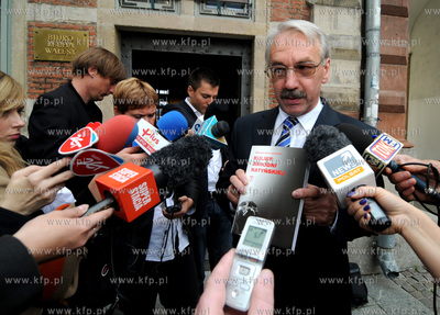 Gdansk, Dlugi Targ. Konferencja prasowa mecenasa Romana...