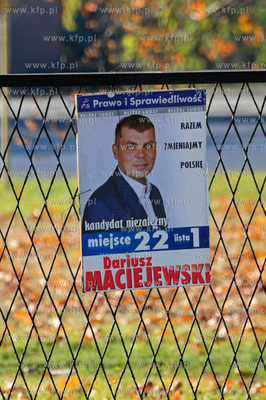 Niesciagniete plakaty wyborcze w Gdyni-Obluzu.
11.11.2011...