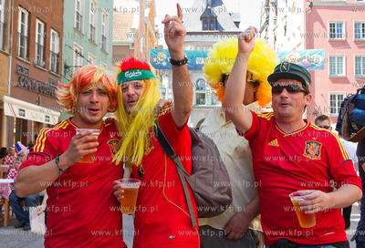 Gdansk. Ulica Dluga. Hiszpanscy kibice na ulicach starego...