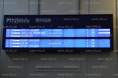 Tablica na dworcu Gdynia Glowna z informacjami o opoznienicach...