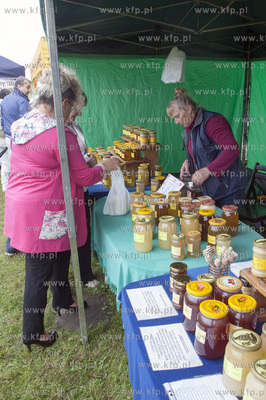 Swieto Miodu Pszczolkowskiego w Parku Lipowym w Pszczolkach...