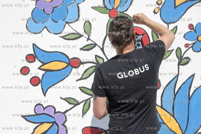 Na elewacji garazu przy deptaku na  ul. Wita Stwosza...