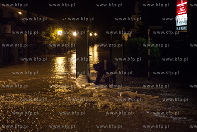 Powódź w Gdańsku po ulewnych deszczach. Nz. zbiornik...