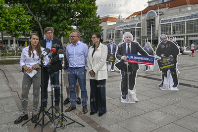 Sopot. Plac Przyjaciol Sopotu.  Konferencja prasowa...