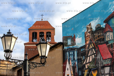 Mural w wykonaniu Pawła Chmielewskiego na budynku...