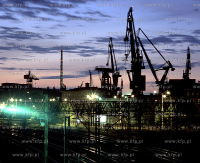 Dzwigi bylej Stoczni Gdanskiej. 10.06.2002 fot. Wojtek...