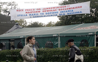 Transparent wywieszony nad pubem Big Johny w Gdansku,...