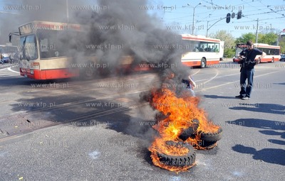 Plonace opony i petardy w srodku miasta to efekt pikiety...