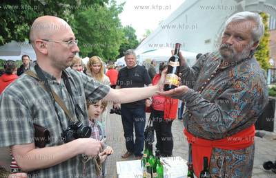 Pomorskie Swieto Produktu Tradycyjnego w Gdansku obok...