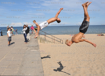 Gdansk Brzezno. Chlopcy trenuje parkour skaczac z betonowych...