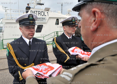 Uroczystosc nadania imienia i podniesienia bandery...