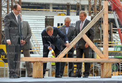 Zawieszenie wiechy na budowanym stadionie PGN Arena...