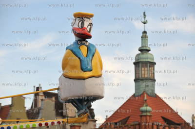 Gdansk. Na Targu Weglowym ustawiono male wesole miasteczko,...