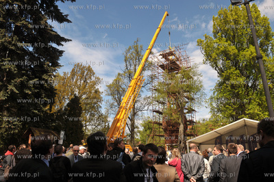 Uroczystosci wciagniecia rzezby Alegorii Nauki wienczacej...