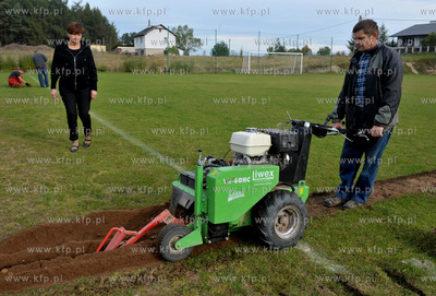 Prace przy instalacji systemu automatycznego nawadniania...