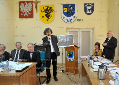 Sesja Rady Miejskiej w Zukowie. Maciej Kosycarz przekazał...