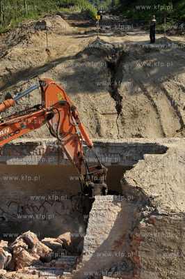 Wyburzanie ostatniego starego wiaduktu dawnej trasy...