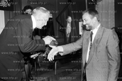 Kartuzy.Franciszek Brzezinski czestuje tabaka Jozefa...