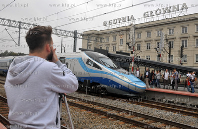 Stacja PKP Gdynia Glowna. Pokaz testowego pociagu pendolino....