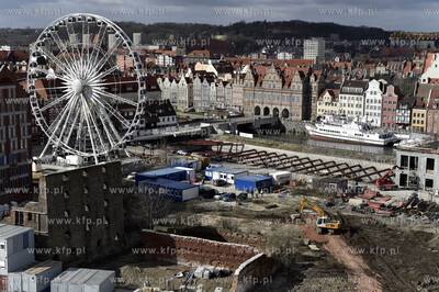 Gdańsk. Widok na Wyspę Spichrzów i budowę DEO PLAZA....