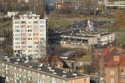 Gdańsk.Wieżowce mieszklane na ul. Dokie, w głebi...