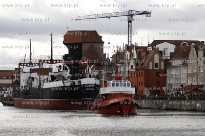 Gdansk. Statek muzeum Soldek, zostal odholowany do...