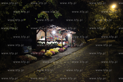Sopot. Cmentarz komunalny. Stoisko z kwiatmi i zniczami.
30.10.2011
fot....