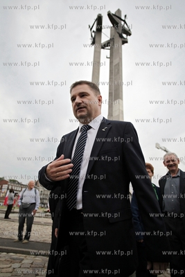 Gdansk. Zlozenie kwiatow pod pomnikiem Poleglych Stoczniowcow...