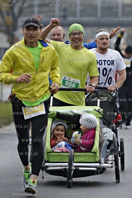 Półmaraton Gdańsk. Nz. Maciej Krupa z dziecmi.
25.10.2015
fot....