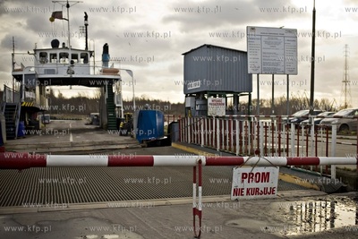Z powodu silnego wiatr nie pływa prom Wisłoujście.
03.02.2016
fot....