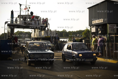 Jedne z ostatnich przepraw przez Martwą Wisłe promem...